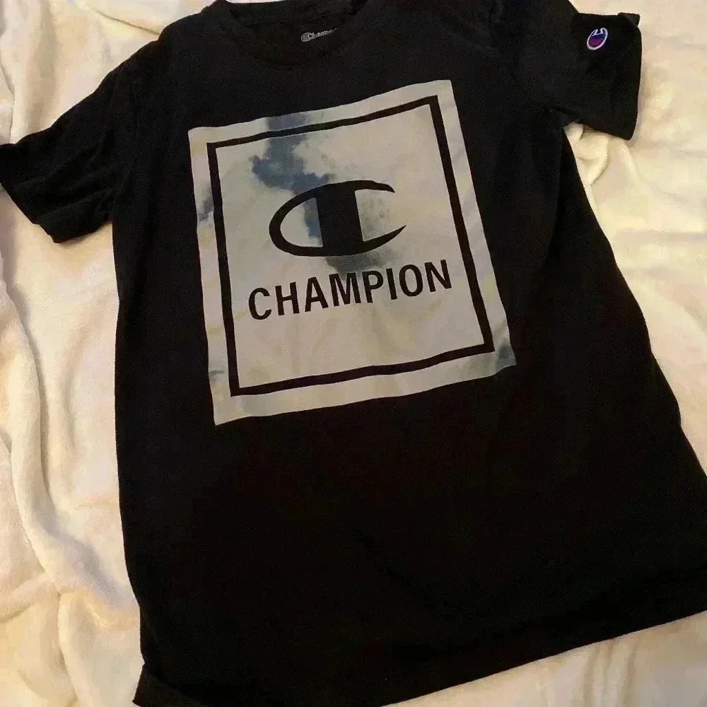 Champion boys tshirt size M‎